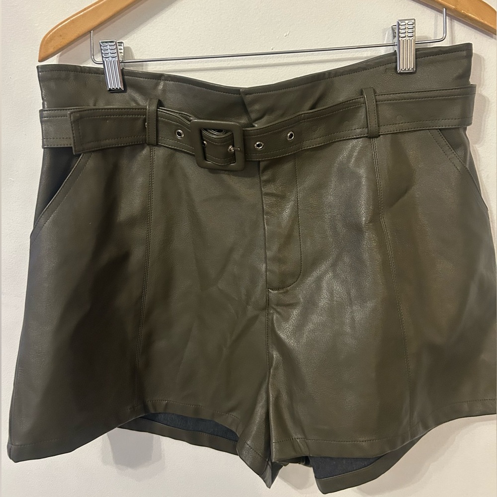 GILLY Designer Brand Olive Green Sz L Ladies Belted Shorts Pockets Flat Front